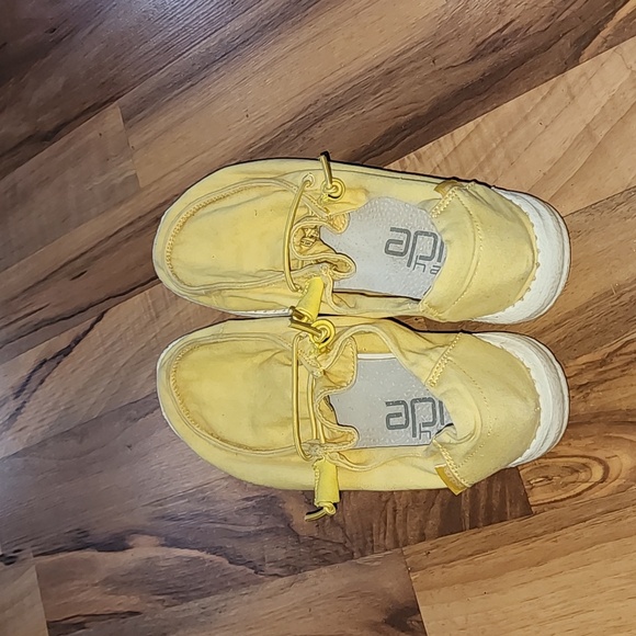 Hey dude Womens Size 6 Yellow Shoes - Picture 3 of 8